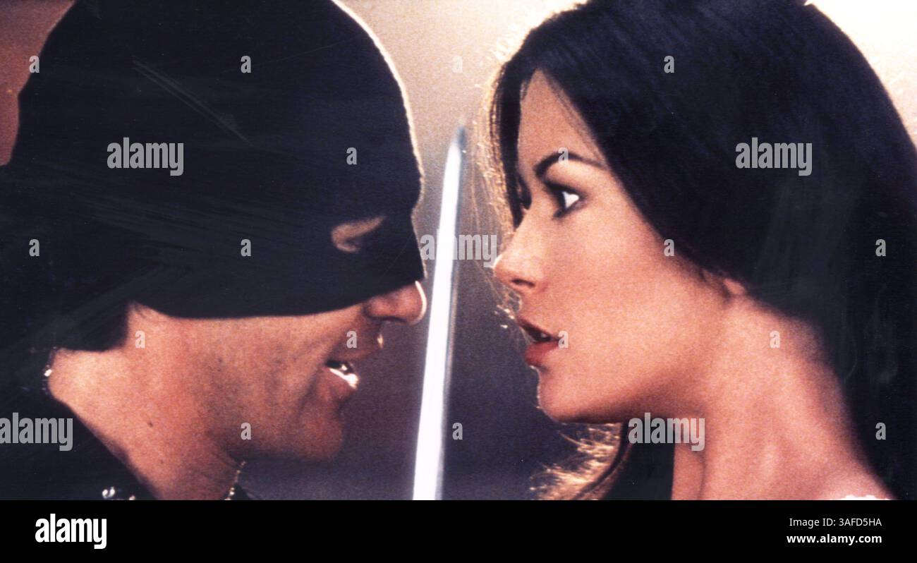 August 2001; Hollywood, Kalifornien, USA; DATEIFOTO: 1998; Schauspieler ANTONIO BANDERAS als Zorro und Schauspielerin CATHERINE ZETA-JONES als Elena Montero in dem Actionfilm „die Maske von Zorro“. (Kreditbild: ZUMA Press/ZUMAPRESS.com) Stockfoto