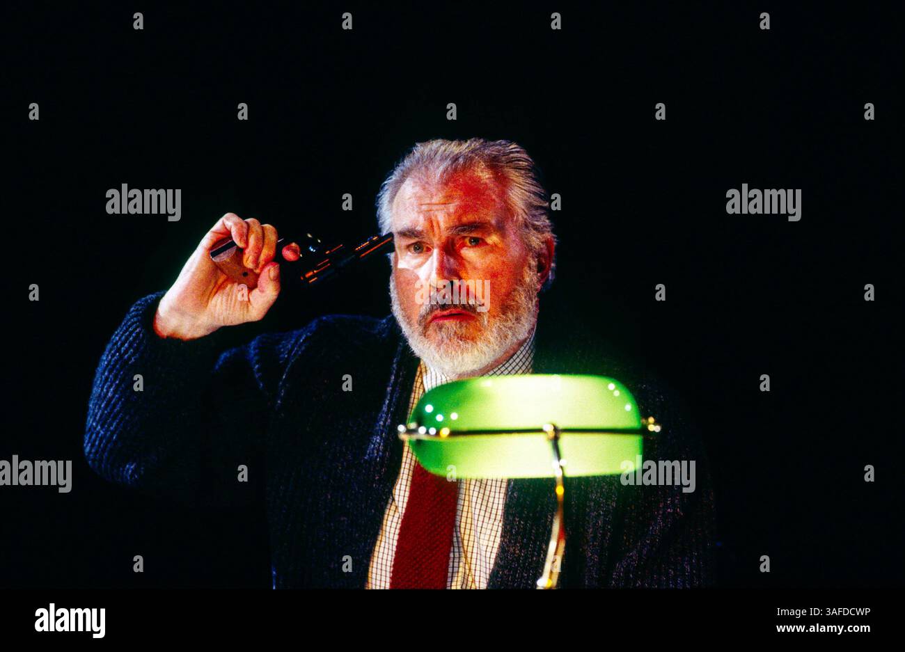 David Burke (Harry / Alfred Baker) in NEW ENGLAND von Richard Nelson bei der Royal Shakespeare Company (RSC), The Pit, Barbican Centre, London EC2 29/11/1994 Design: Hayden Griffin Beleuchtung: Andy Phillips Regisseur: Peter Gill Stockfoto