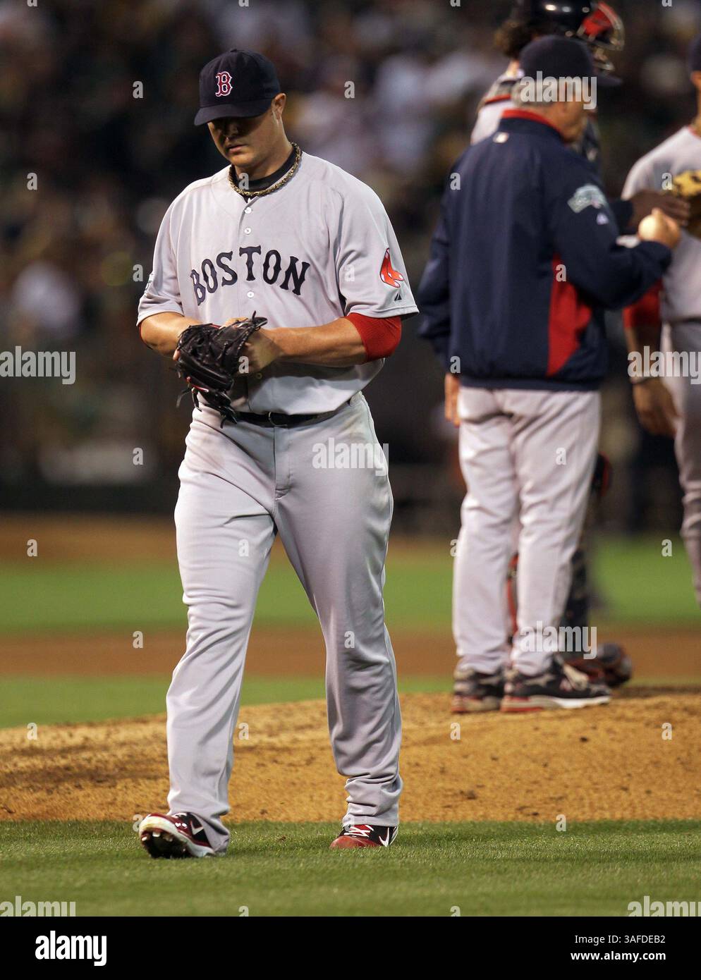 3. Juli 2012: Oakland, CA, USA – Boston Red Sox Starting Pitcher Jon Lester verlässt das Spiel während des siebten Inning gegen die Oakland Athletics im O.Co Coliseum in Oakland, Kalifornien, am Dienstag, den 3. Juli 2012. (Bild: © Jane Tyska/Oakland Tribune/MCT/ZUMAPRESS.com) Stockfoto