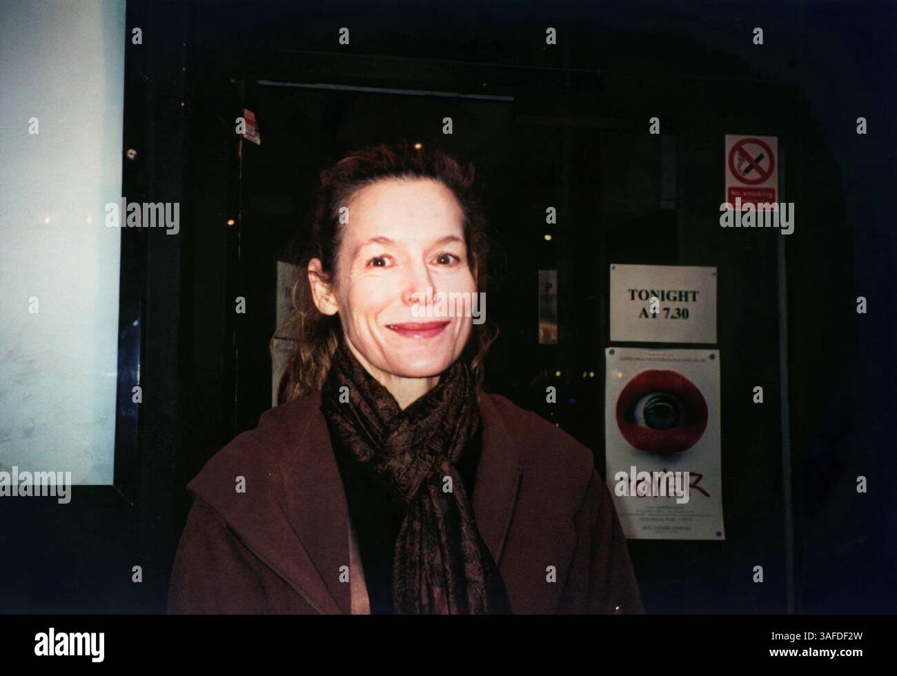 Die südafrikanische Schauspielerin Alice Krige vor der Bühnentür des Arts Theatre in London, wo sie 2009 in dem Psychothriller Toyer spielte Stockfoto