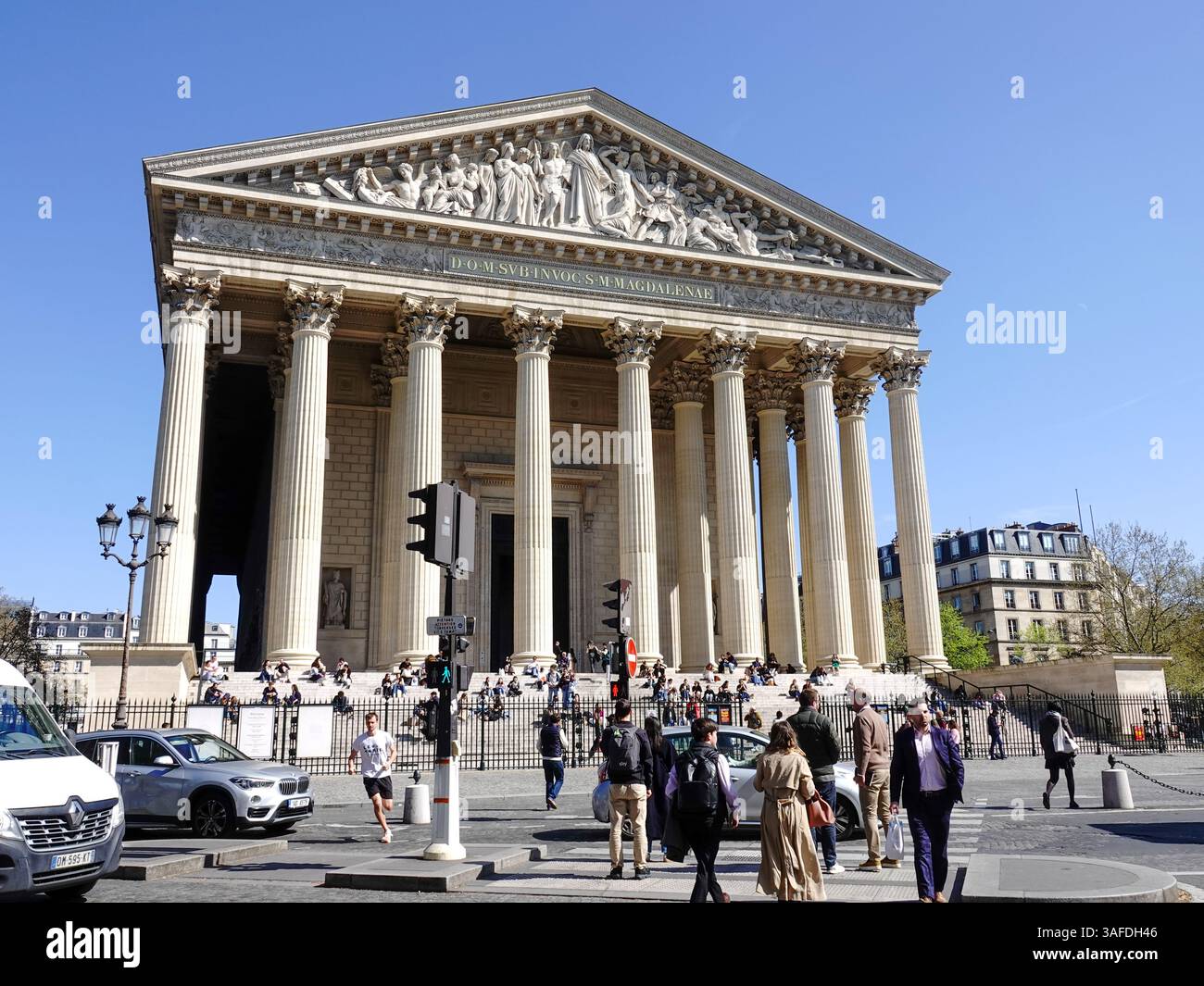 Die Kirche wurde 1842 fertiggestellt und als pantheon zu Ehren der Armeen Napoleons konzipiert. Menschen während einer geschäftigen Mittagszeit an einem schönen Frühlingstag, Paris. Stockfoto