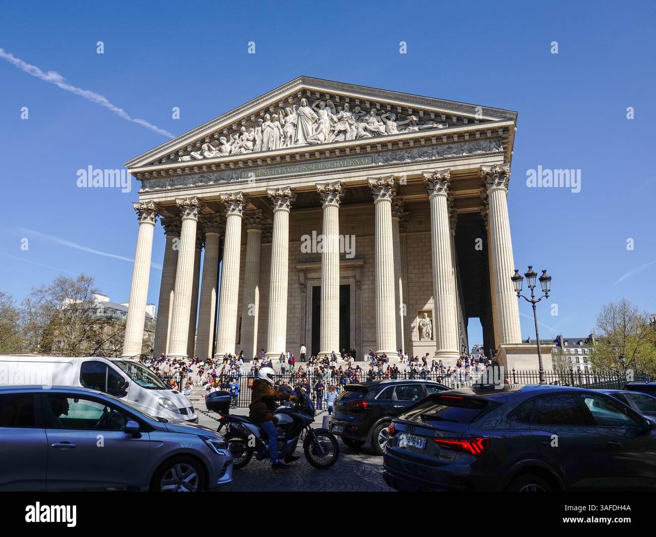Die Kirche wurde 1842 fertiggestellt und als pantheon zu Ehren der Armeen Napoleons konzipiert. Menschen während einer geschäftigen Mittagszeit an einem schönen Frühlingstag, Paris. Stockfoto