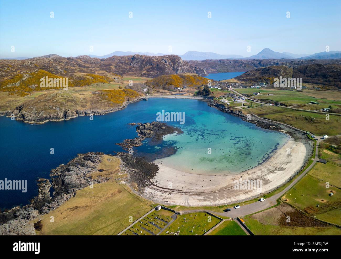 Aus der Vogelperspektive auf türkisfarbenes Wasser und Sandstrand im Dorf Scourie auf der Route North Coast 500 im nordwestlichen Hochland Schottlands, Großbritannien Stockfoto