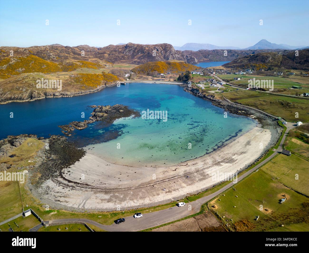 Aus der Vogelperspektive auf türkisfarbenes Wasser und Sandstrand im Dorf Scourie auf der Route North Coast 500 im nordwestlichen Hochland Schottlands, Großbritannien Stockfoto