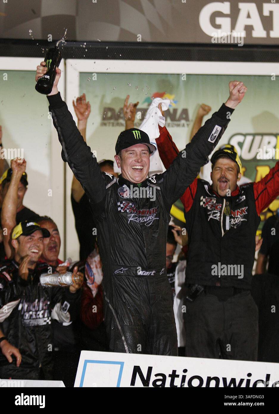 6. Juli 2012 - Daytona Beach, FL, USA - Kurt Busch feiert in der Victory Lane, nachdem er am Freitag, den 6. Juli 2012 das U-Bahn-Rennen Jalapeno 250 auf dem Daytona International Speedway in Daytona Beach, Florida gewonnen hat. (Bild: © Stephen M. Dowell/Orlando Sentinel/MCT/ZUMAPRESS.com) Stockfoto