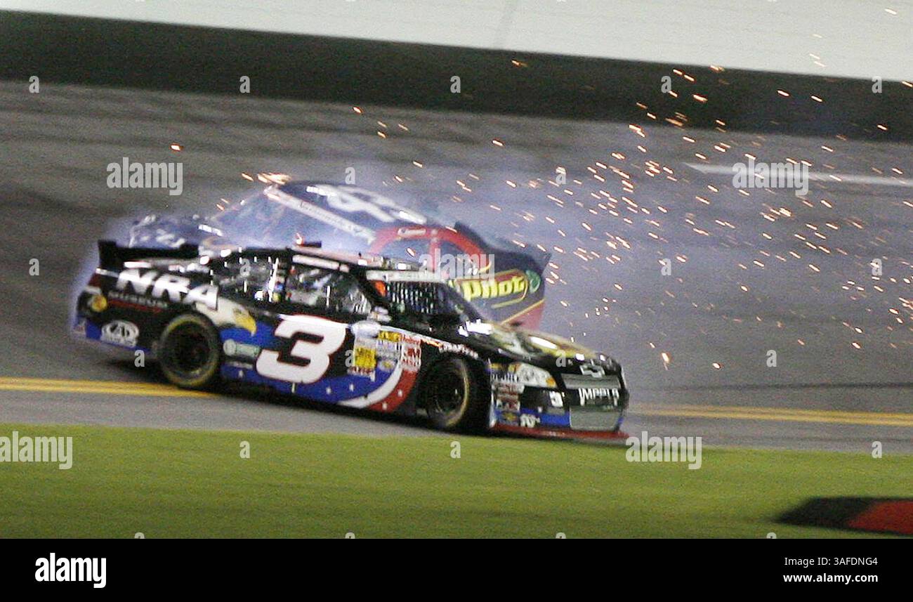 6. Juli 2012 - Daytona Beach, FL, USA - Austin Dillon (3) verunglückt vor Michael Annett (43) während des U-Bahn Jalapeno 250 Nationwide Rennens auf dem Daytona International Speedway in Daytona Beach, Florida, Freitag, 6. Juli 2012. Kurt Busch gewann das Rennen. (Bild: © Stephen M. Dowell/Orlando Sentinel/MCT/ZUMAPRESS.com) Stockfoto