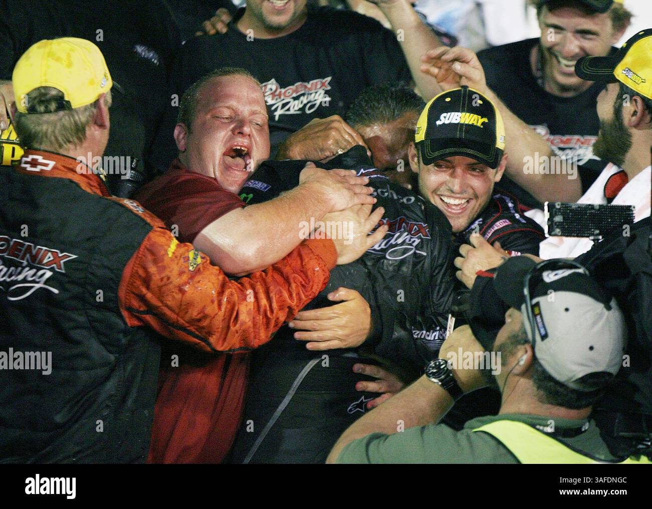6. Juli 2012: Daytona Beach, FL, USA: Kurt Busch wird von seiner Boxencrew in der Victory Lane gemobbt, nachdem er am Freitag, 6. Juli 2012 das Rennen der U-Bahn Jalapeno 250 auf dem Daytona International Speedway in Daytona Beach, Florida gewonnen hatte. (Bild: © Stephen M. Dowell/Orlando Sentinel/MCT/ZUMAPRESS.com) Stockfoto