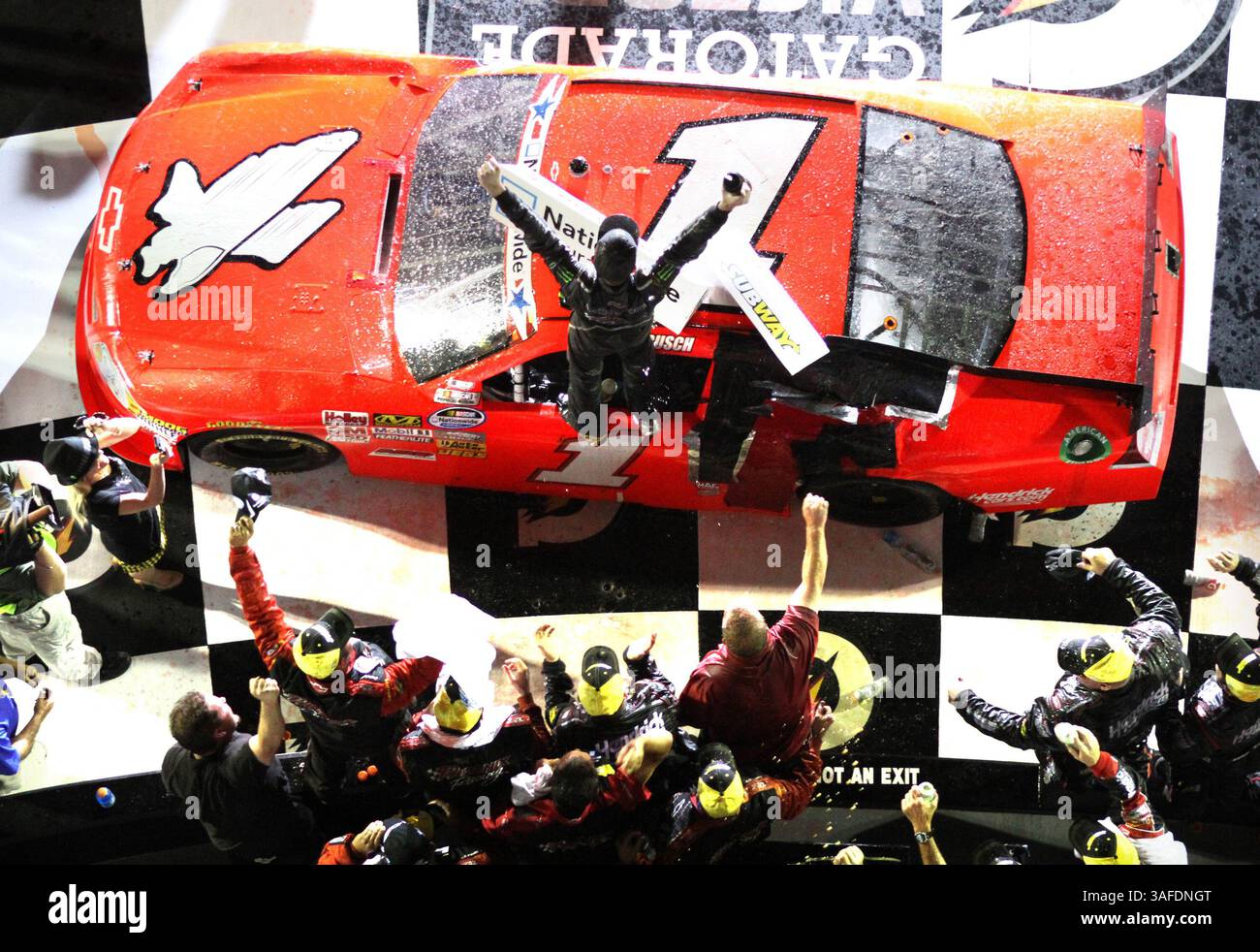 6. Juli 2012 - Daytona Beach, FL, USA - Kurt Busch feiert am Freitag, 6. Juli 2012 auf dem Daytona International Speedway in Daytona Beach, Florida, den Sieger der NASCAR Nationwide-Serie Subway Jalapeno 250. (Kreditbild: © Joe Burbank/Orlando Sentinel/MCT/ZUMAPRESS.com) Stockfoto