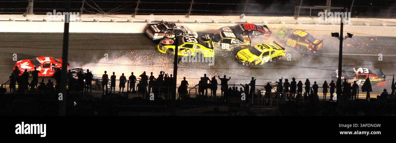 6. Juli 2012: Daytona Beach, FL, USA: Am Freitag, den 6. Juli 2012, findet in Runde 2 der NASCAR-U-Bahn Jalapeno 250 auf dem Daytona International Speedway in Daytona Beach, Florida, Ein 14-Wagen-Stapel statt. (Kreditbild: © Joe Burbank/Orlando Sentinel/MCT/ZUMAPRESS.com) Stockfoto