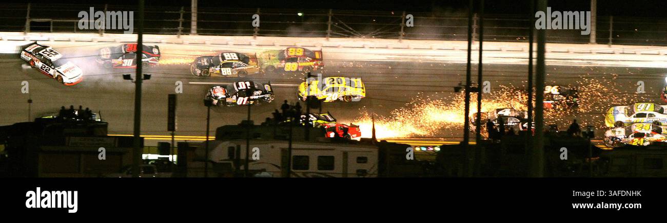 6. Juli 2012: Daytona Beach, FL, USA: Am Freitag, den 6. Juli 2012, findet in Runde 2 der NASCAR-U-Bahn Jalapeno 250 auf dem Daytona International Speedway in Daytona Beach, Florida, Ein 14-Wagen-Stapel statt. (Kreditbild: © Joe Burbank/Orlando Sentinel/MCT/ZUMAPRESS.com) Stockfoto
