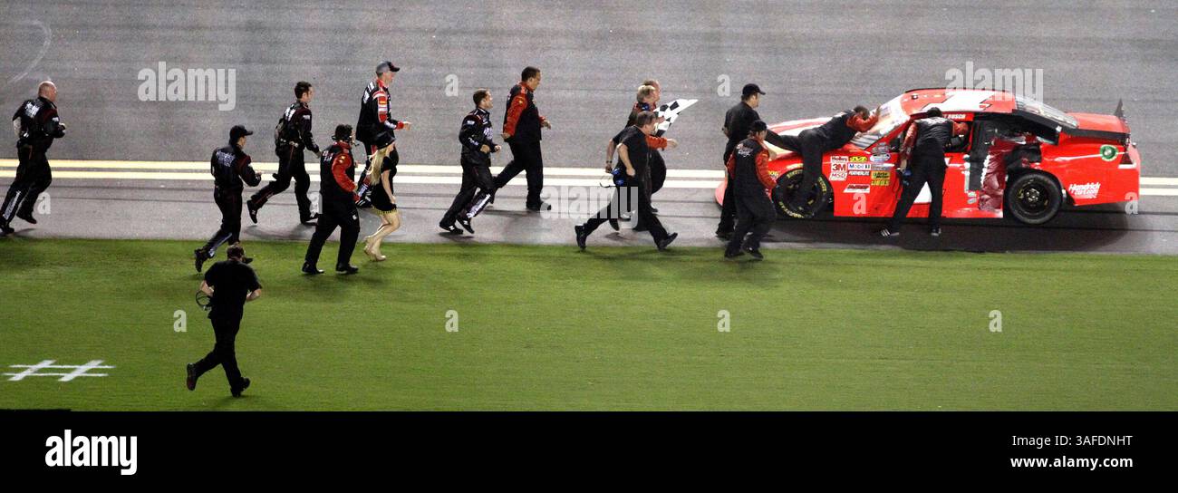 6. Juli 2012 - Daytona Beach, FL, USA - die Crew von Kurt Busch (1) rennt zu seinem Auto, nachdem er am Freitag, 6. Juli 2012 die NASCAR Nationwide-Serie Subway Jalapeno 250 auf dem Daytona International Speedway in Daytona Beach, Florida gewonnen hatte. (Kreditbild: © Joe Burbank/Orlando Sentinel/MCT/ZUMAPRESS.com) Stockfoto