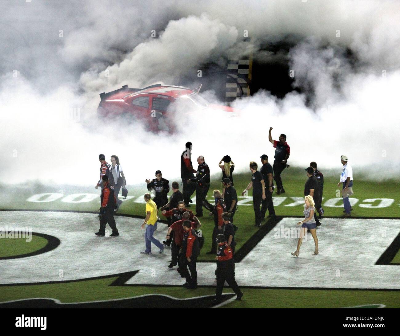 6. Juli 2012 – Daytona Beach, FL, USA – Kurt Busch (1) feiert einen Burnout, nachdem er am Freitag, 6. Juli 2012 die NASCAR-Serie Subway Jalapeno 250 auf dem Daytona International Speedway in Daytona Beach, Florida gewonnen hat. (Kreditbild: © Joe Burbank/Orlando Sentinel/MCT/ZUMAPRESS.com) Stockfoto