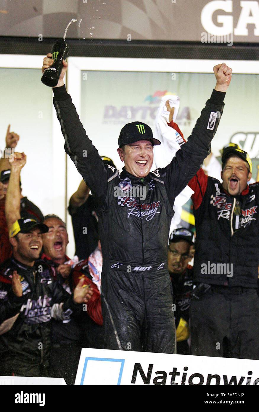 6. Juli 2012 - Daytona Beach, FL, USA - Kurt Busch feiert in der Victory Lane, nachdem er am Freitag, den 6. Juli 2012 das U-Bahn-Rennen Jalapeno 250 auf dem Daytona International Speedway in Daytona Beach, Florida gewonnen hat. (Bild: © Stephen M. Dowell/Orlando Sentinel/MCT/ZUMAPRESS.com) Stockfoto