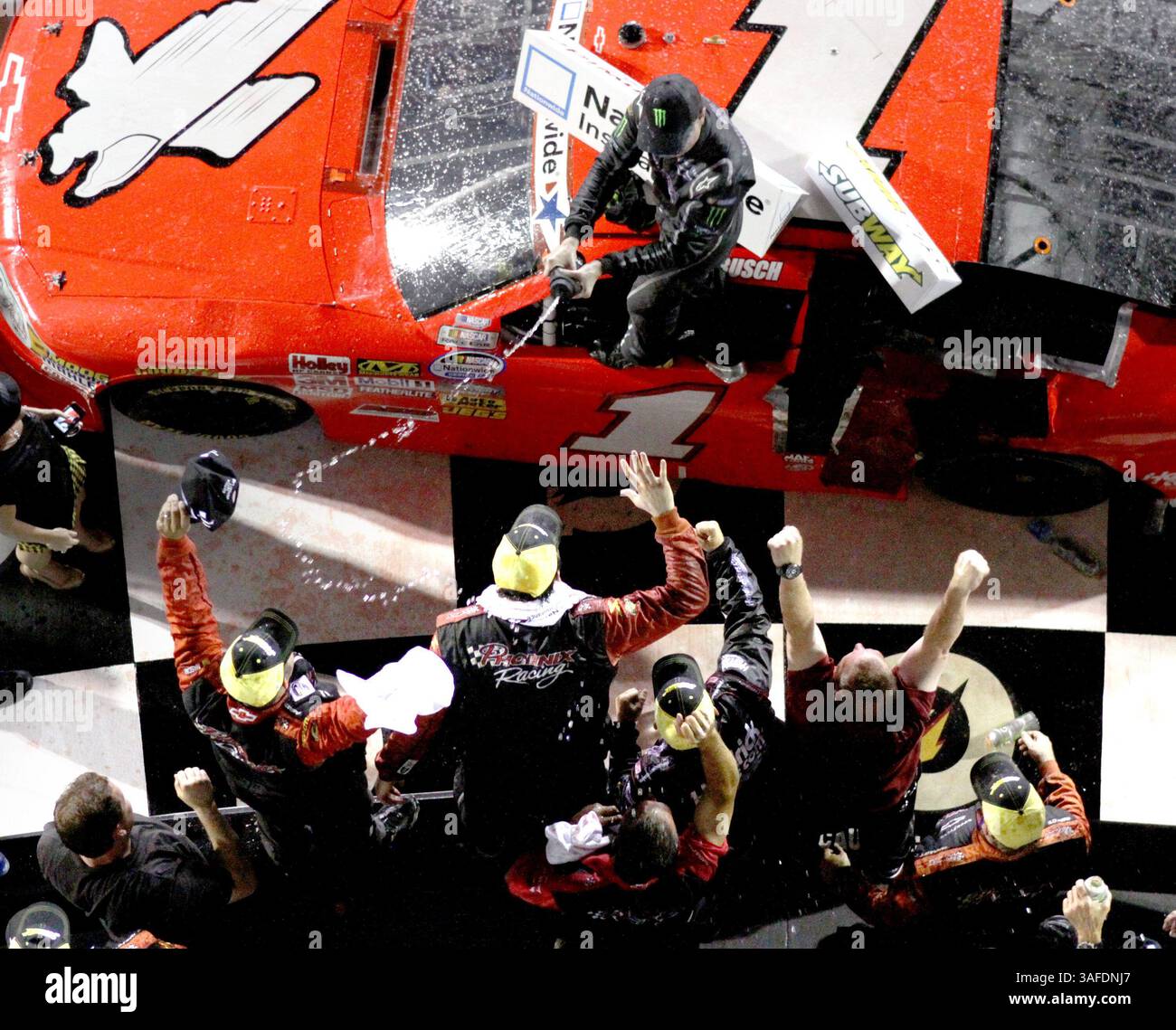 6. Juli 2012 - Daytona Beach, FL, USA - Kurt Busch feiert am Freitag, 6. Juli 2012 auf dem Daytona International Speedway in Daytona Beach, Florida, den Sieger der NASCAR Nationwide-Serie Subway Jalapeno 250. (Kreditbild: © Joe Burbank/Orlando Sentinel/MCT/ZUMAPRESS.com) Stockfoto