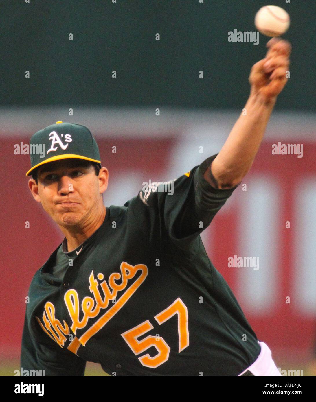6. Juli 2012: Oakland, CA, USA – Oakland Athletics Pitcher Tommy Milone wirft am Freitag, 6. Juli 2012 im O.Co Coliseum in Oakland, Kalifornien, im fünften Inning gegen die Seattle Mariners. (Bild: © Anda Chu/Oakland Tribune/MCT/ZUMAPRESS.com) Stockfoto