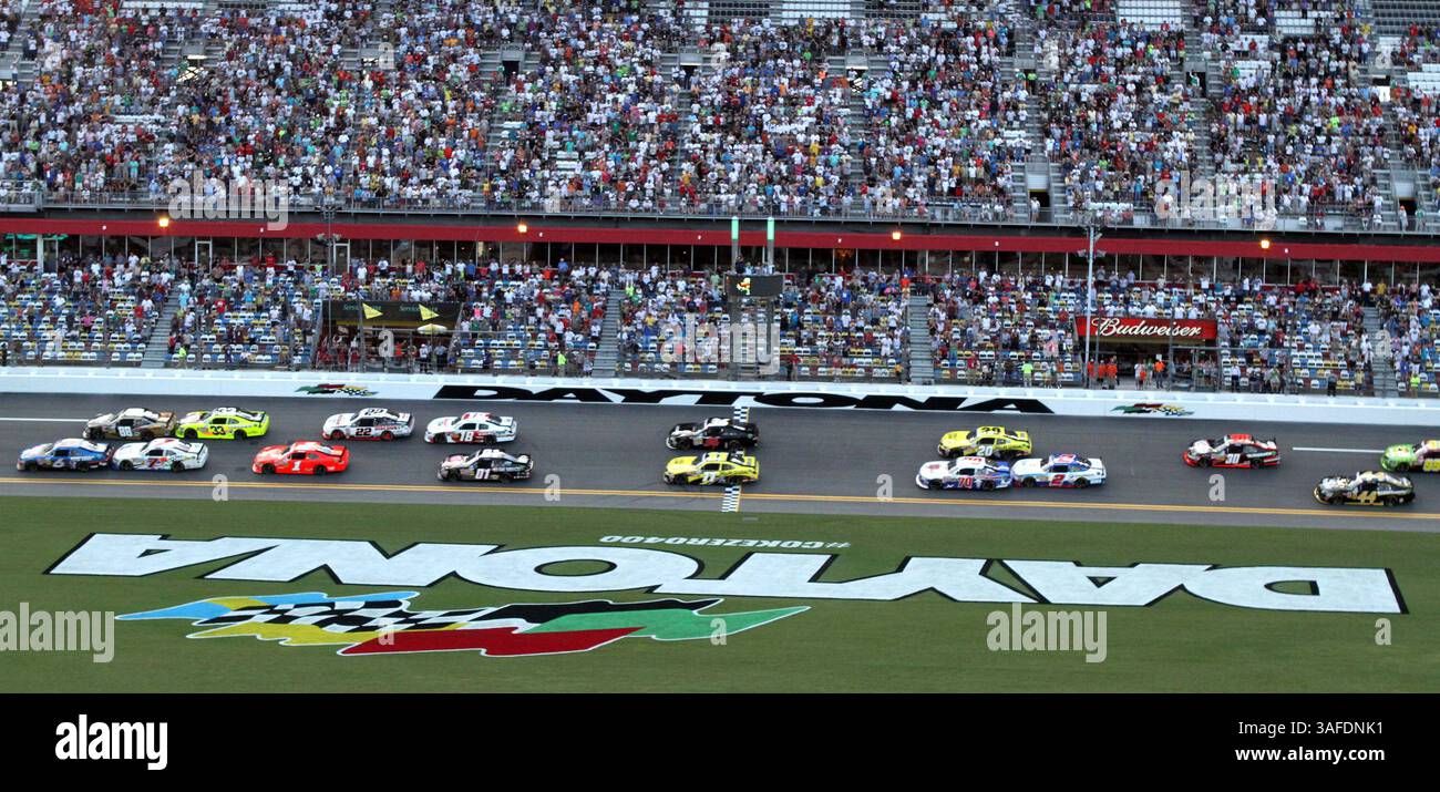 6. Juli 2012 - Daytona Beach, FL, USA - das Rennen beginnt am Freitag, 6. Juli 2012 mit der NASCAR Nationwide-Serie Subway Jalapeno 250 auf dem Daytona International Speedway in Daytona Beach, Florida. (Kreditbild: © Joe Burbank/Orlando Sentinel/MCT/ZUMAPRESS.com) Stockfoto