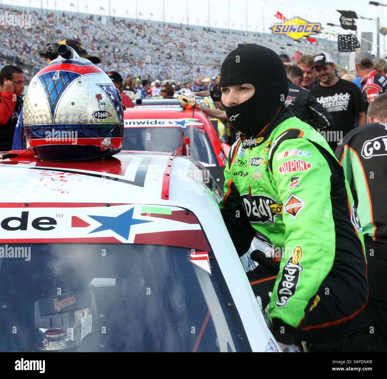 6. Juli 2012 – Daytona Beach, FL, USA – Danica Patrick wird in ihrem Chevrolet vor der NASCAR Nationwide-Serie Subway Jalapeno 250 auf dem Daytona International Speedway in Daytona Beach, Florida, Freitag, 6. Juli 2012. (Kreditbild: © Joe Burbank/Orlando Sentinel/MCT/ZUMAPRESS.com) Stockfoto