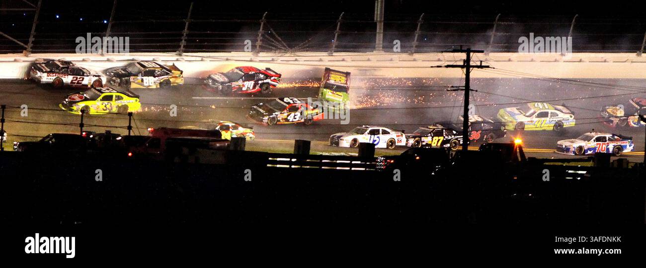 6. Juli 2012: Daytona Beach, FL, USA: Am Freitag, den 6. Juli 2012, findet in Runde 2 der NASCAR-U-Bahn Jalapeno 250 auf dem Daytona International Speedway in Daytona Beach, Florida, Ein 14-Wagen-Stapel statt. (Kreditbild: © Joe Burbank/Orlando Sentinel/MCT/ZUMAPRESS.com) Stockfoto