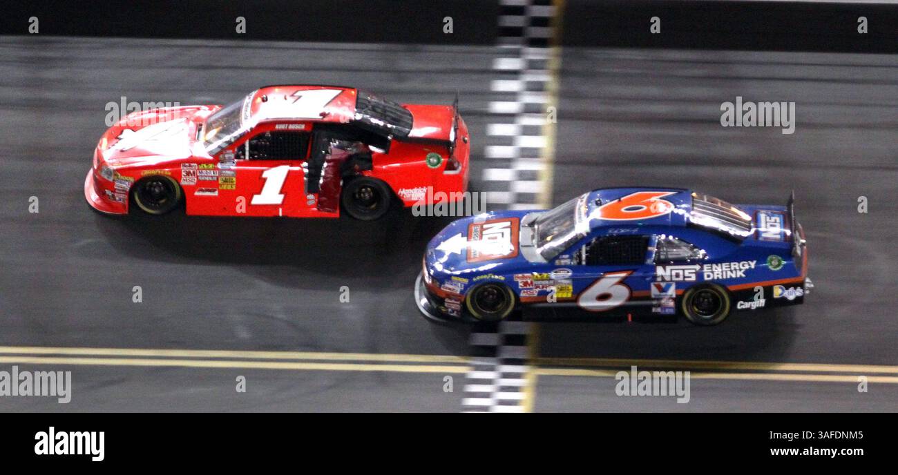 6. Juli 2012 – Daytona Beach, FL, USA – Kurt Busch (1) führt Ricky Stenhouse, Jr., (6) an, um am Freitag, 6. Juli 2012 die NASCAR-Serie Subway Jalapeno 250 auf dem Daytona International Speedway in Daytona Beach, Florida, zu gewinnen. (Kreditbild: © Joe Burbank/Orlando Sentinel/MCT/ZUMAPRESS.com) Stockfoto