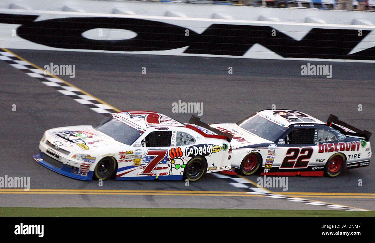 6. Juli 2012 - Daytona Beach, FL, USA - Danica Patrick (7) führt das Rennen vor Brad Keselowski (22) am 250 Freitag, den 6. Juli 2012, in Daytona International Speedway, Florida. Kurt Busch gewann das Rennen. (Bild: © Stephen M. Dowell/Orlando Sentinel/MCT/ZUMAPRESS.com) Stockfoto