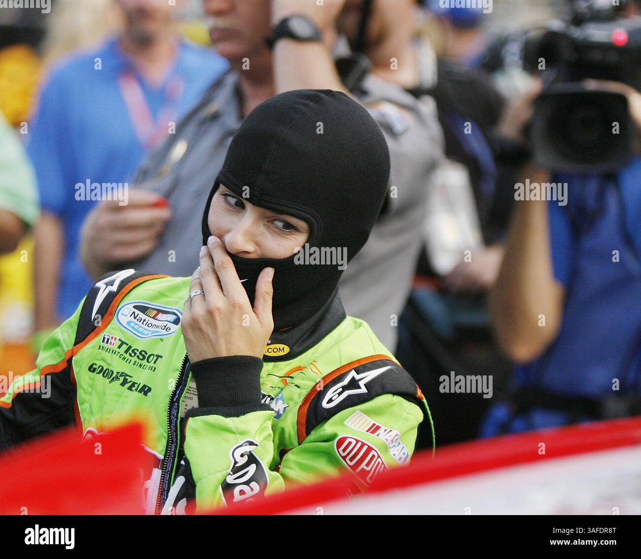 7. Juli 2012 – Daytona Beach, FL, USA – Danica Patrick trägt ihre Rennausrüstung vor dem Start des U-Bahn Jalapeno 250 Nationwide Rennens auf dem Daytona International Speedway in Daytona Beach, Florida, Freitag, 6. Juli 2012. (Bild: © Stephen M. Dowell/Orlando Sentinel/MCT/ZUMAPRESS.com) Stockfoto