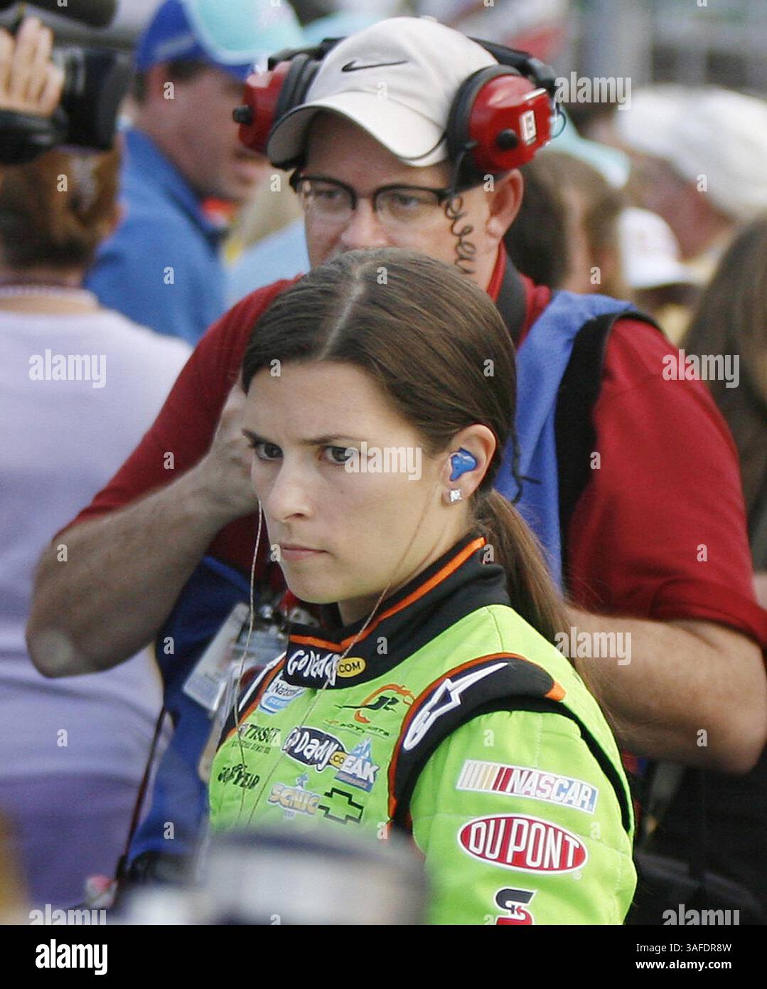 7. Juli 2012 – Daytona Beach, FL, USA – Danica Patrick hat einen konzentrierten Blick auf ihr Gesicht, als sie sich bereit macht, in ihren Rennwagen zu steigen, bevor sie am Freitag, 6. Juli 2012 das U-Bahn-Rennen Jalapeno 250 auf dem Daytona International Speedway in Daytona Beach, Florida startet. (Bild: © Stephen M. Dowell/Orlando Sentinel/MCT/ZUMAPRESS.com) Stockfoto