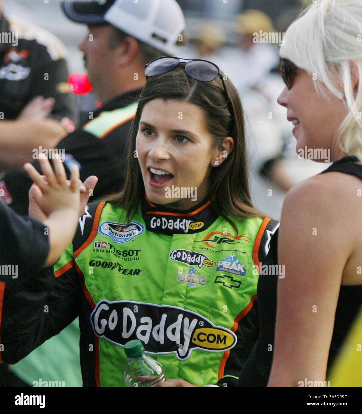 7. Juli 2012 - Daytona Beach, FL, USA - Danica Patrick lacht mit Delana Harvick, rechts vor dem Start des U-Bahn Jalapeno 250 Nationwide Rennens auf dem Daytona International Speedway in Daytona Beach, Florida, Freitag, 6. Juli 2012. Delana ist die Frau des Fahrers Kevin Harvick. (Bild: © Stephen M. Dowell/Orlando Sentinel/MCT/ZUMAPRESS.com) Stockfoto