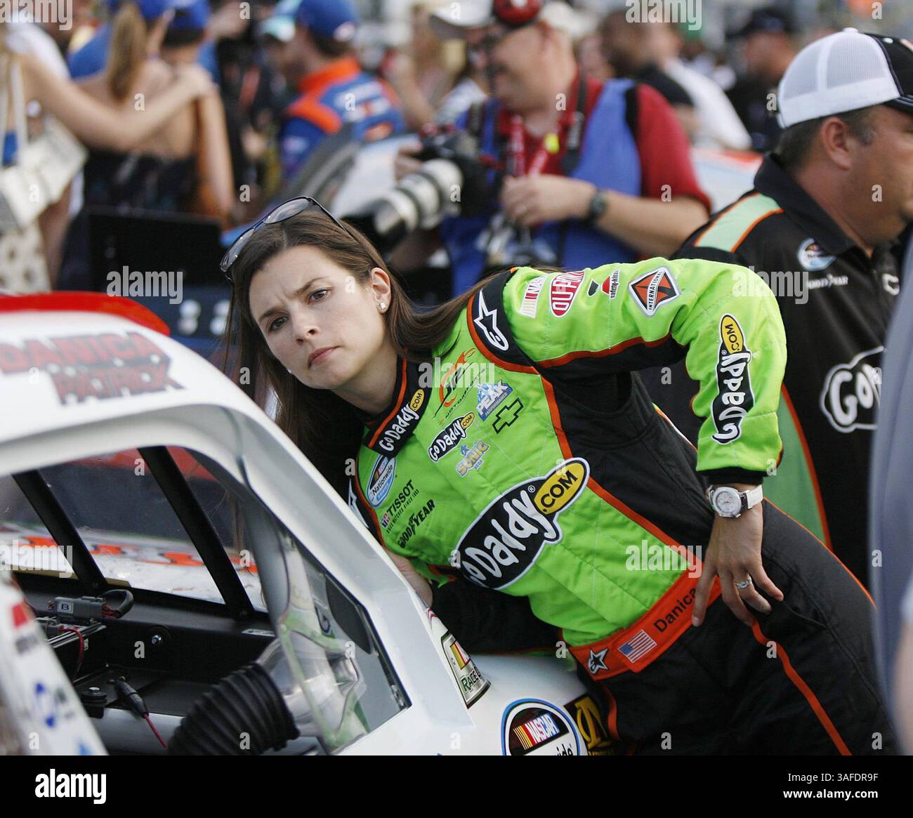 7. Juli 2012 – Daytona Beach, FL, USA – Danica Patrick posiert mit ihrem Rennwagen vor dem Start des U-Bahn-Rennens Jalapeno 250 auf dem Daytona International Speedway in Daytona Beach, Florida, Freitag, 6. Juli 2012. (Bild: © Stephen M. Dowell/Orlando Sentinel/MCT/ZUMAPRESS.com) Stockfoto