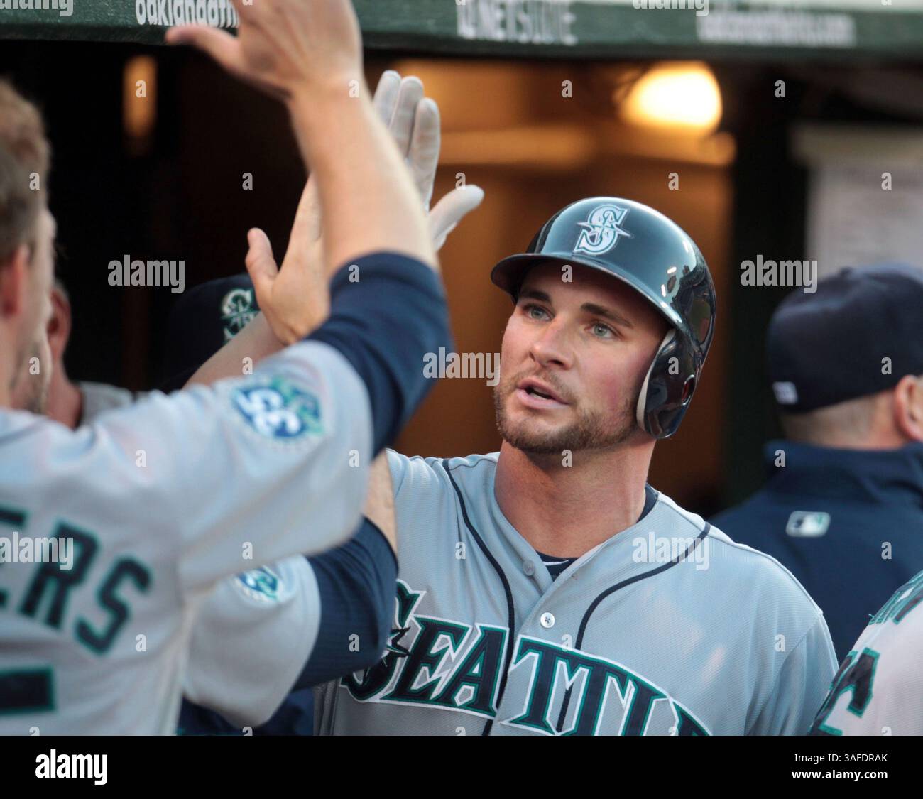 7. Juli 2012 – Oakland, CA, USA – die Casper Wells der Seattle Mariners werden nach seinem Solo-Heimlauf am Start-Pitcher Jarrod Parker im vierten Inning im O.Co Coliseum in Oakland, Kalifornien, am Samstag, 7. Juli 2012 herzlich begrüßt. (Bild: © Ray Chavez/Oakland Tribune/MCT/ZUMAPRESS.com) Stockfoto