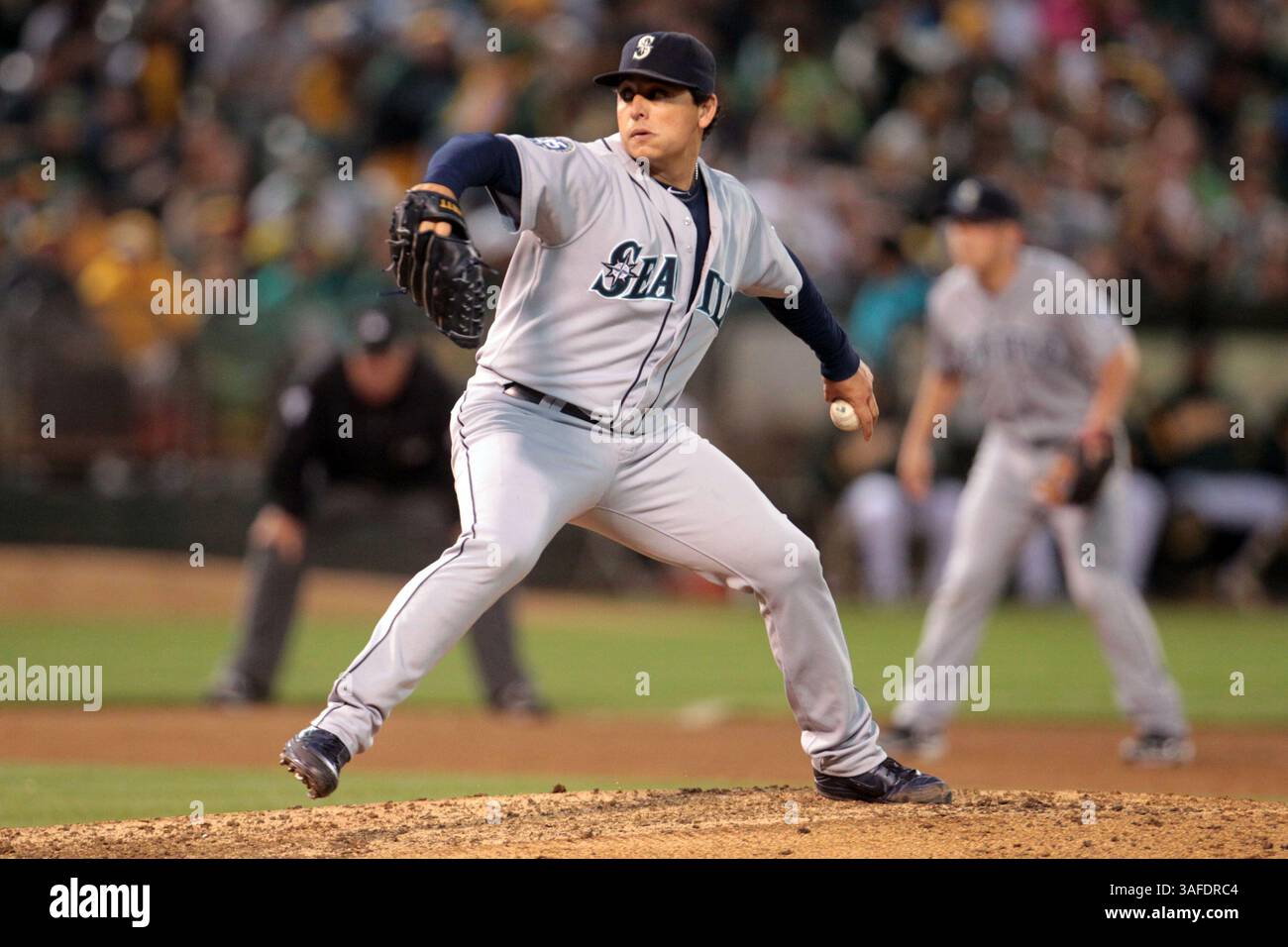 7. Juli 2012 - Oakland, CA, USA - der Starterkrug Jason Vargas der Seattle Mariners liefert am Samstag, den 7. Juli 2012, im sechsten Inning im O.Co Coliseum in Oakland, Kalifornien, gegen die Oakland Athletics. (Bild: © Ray Chavez/Oakland Tribune/MCT/ZUMAPRESS.com) Stockfoto