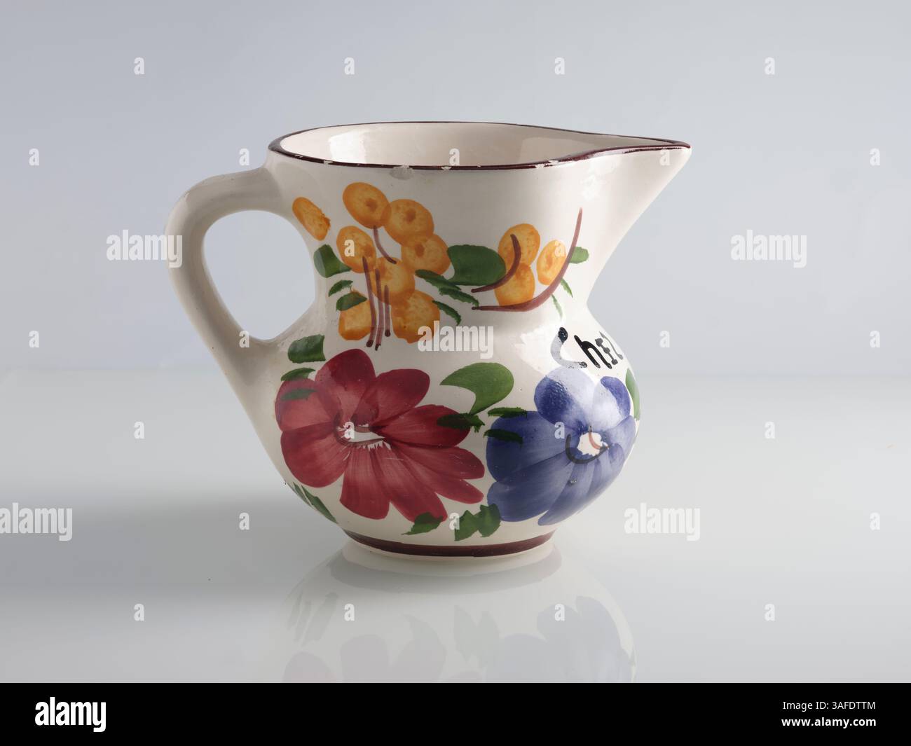 Farbenfrohe Vintage-Vase mit handbemalten Blumenmustern, isoliert auf weiß – ein bezauberndes dekoratives Stück voller nostalgischer Eleganz. Stockfoto