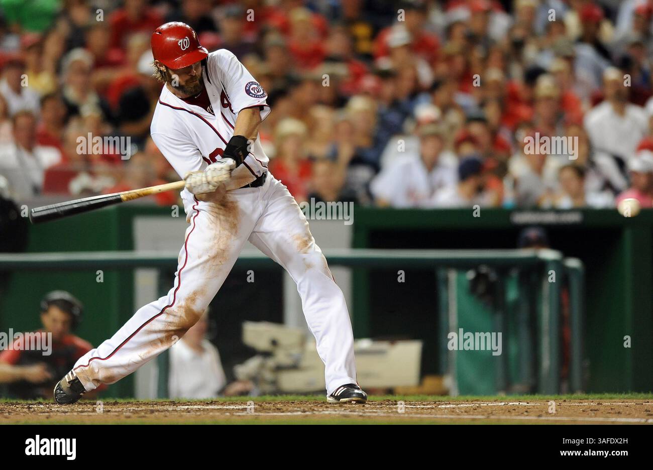 8. Juli 2012 – Washington, DC, USA – der Rechtsfeldspieler Jayson Werth (28) der Washington Nationals bereitet sich auf einen Solo-Home-Run gegen die St. Louis Cardinals im fünften Inning im Nationals Park in Washington, D.C. vor, Donnerstag, den 30. August 2012. (Kreditbild: © Chuck Myers/MCT/ZUMAPRESS.com) Stockfoto