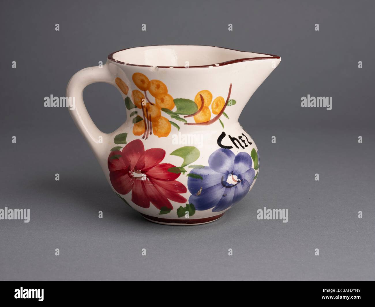 Farbenfrohe Vintage-Vase mit handbemalten Blumenmustern, isoliert auf weiß – ein bezauberndes dekoratives Stück voller nostalgischer Eleganz. Stockfoto