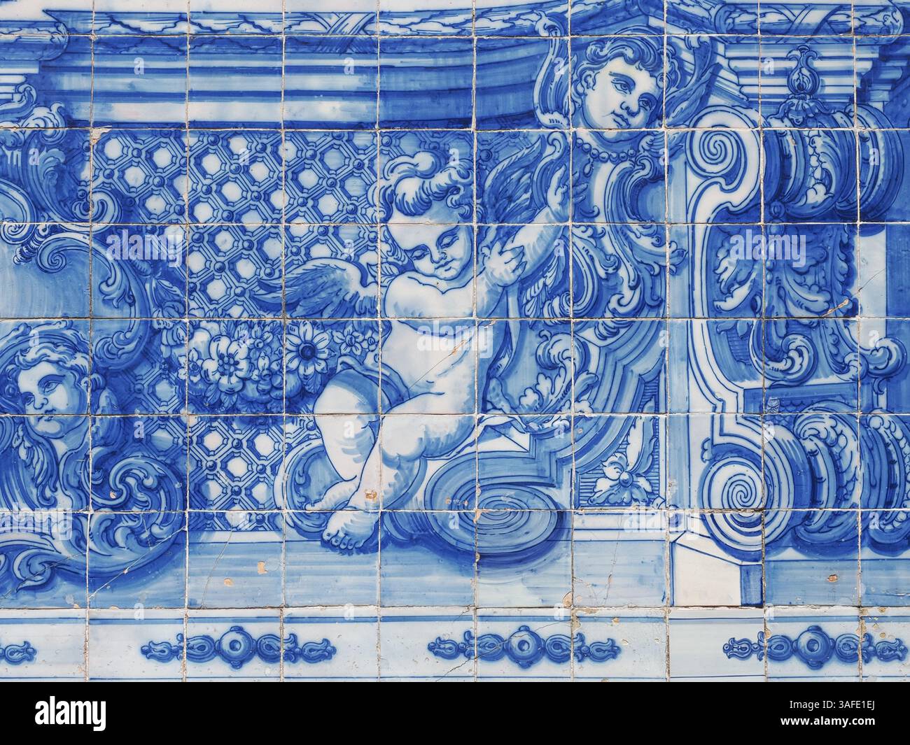 Fragment der Außenfassade. Kapelle der Seelen. Die Kirche ist mit blauen und weißen Azulejo-Fliesen bedeckt, mit Szenen aus dem Leben von Heiligen und Engeln. Stockfoto
