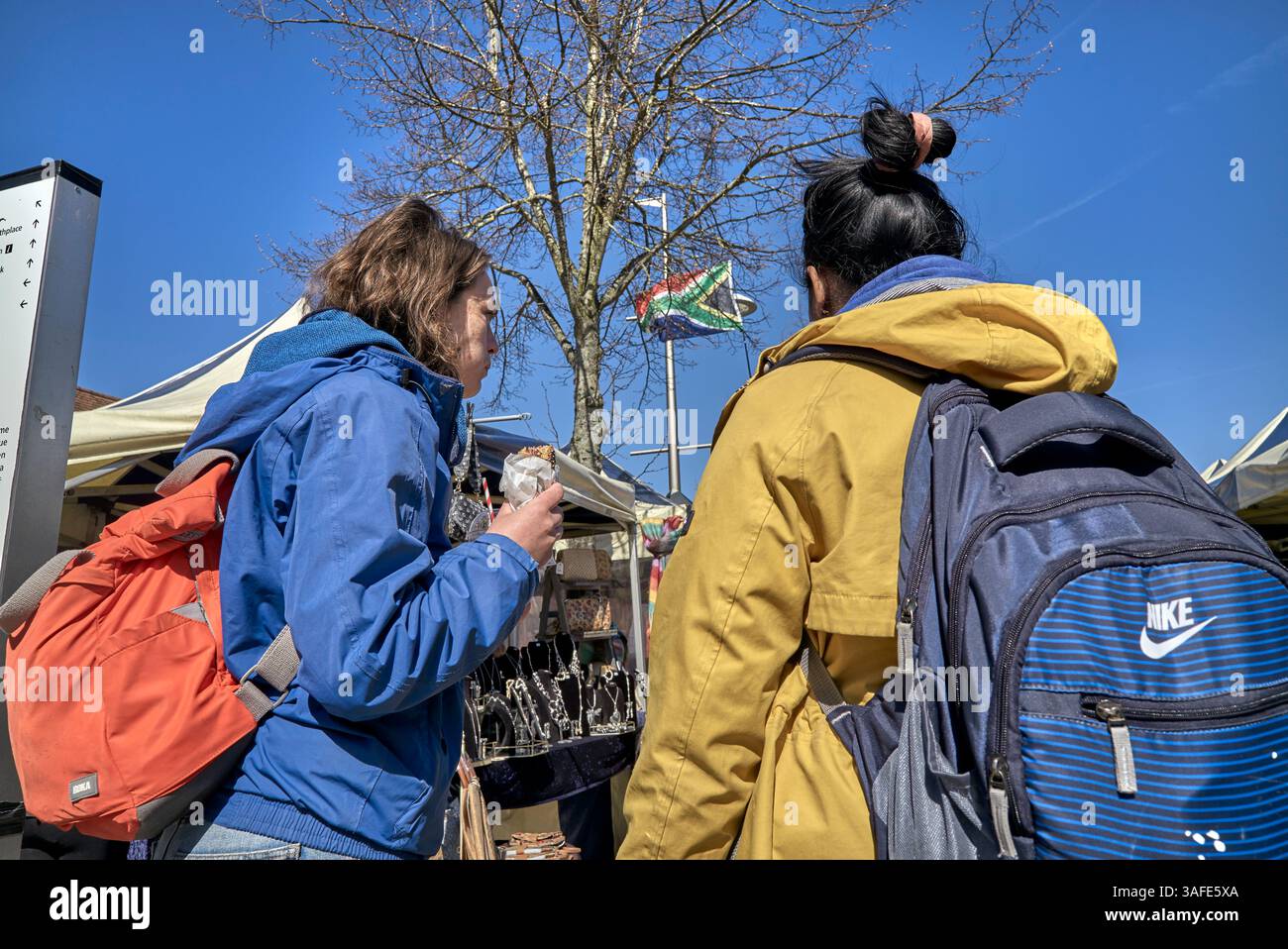 Farbenfrohe Outdoor-Bekleidung, getragen von zwei Rucksackreisenden Stockfoto
