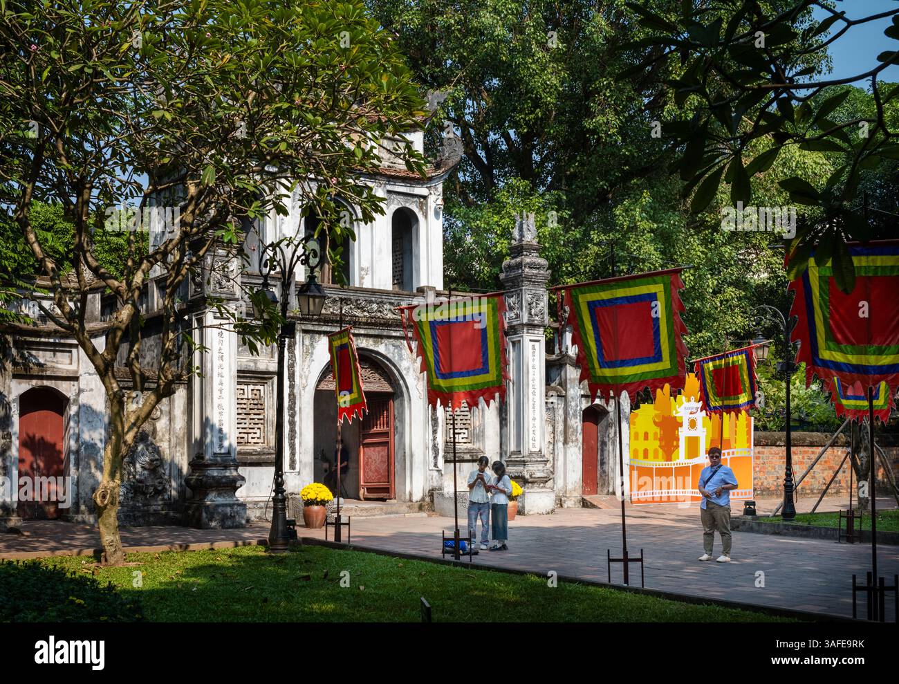 Das große Tor, der Haupteingang zum Literaturtempel, Vietnams erste Universität, gegründet 1076 und Konfuzius gewidmet. Stockfoto