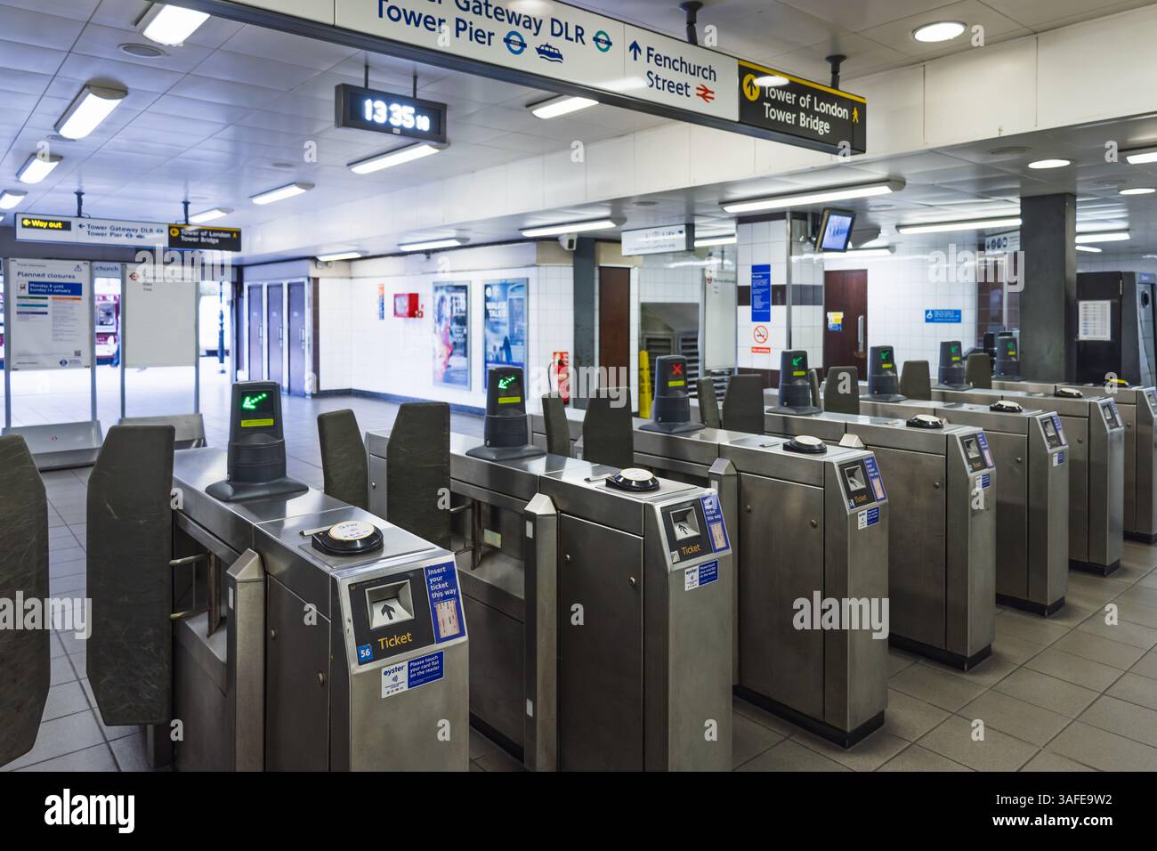 Ticketbarrieren an der U-Bahnstation Tower Hill. London, UK, 14. Januar 2024 Stockfoto