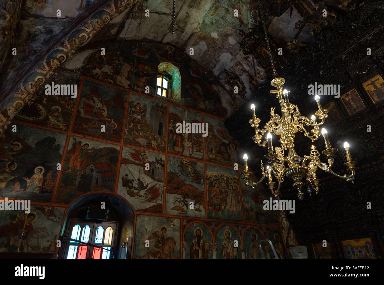 Ein Bild des Inneren des Heiligen Klosters des Taxiarchen Michael Panormitis. Stockfoto