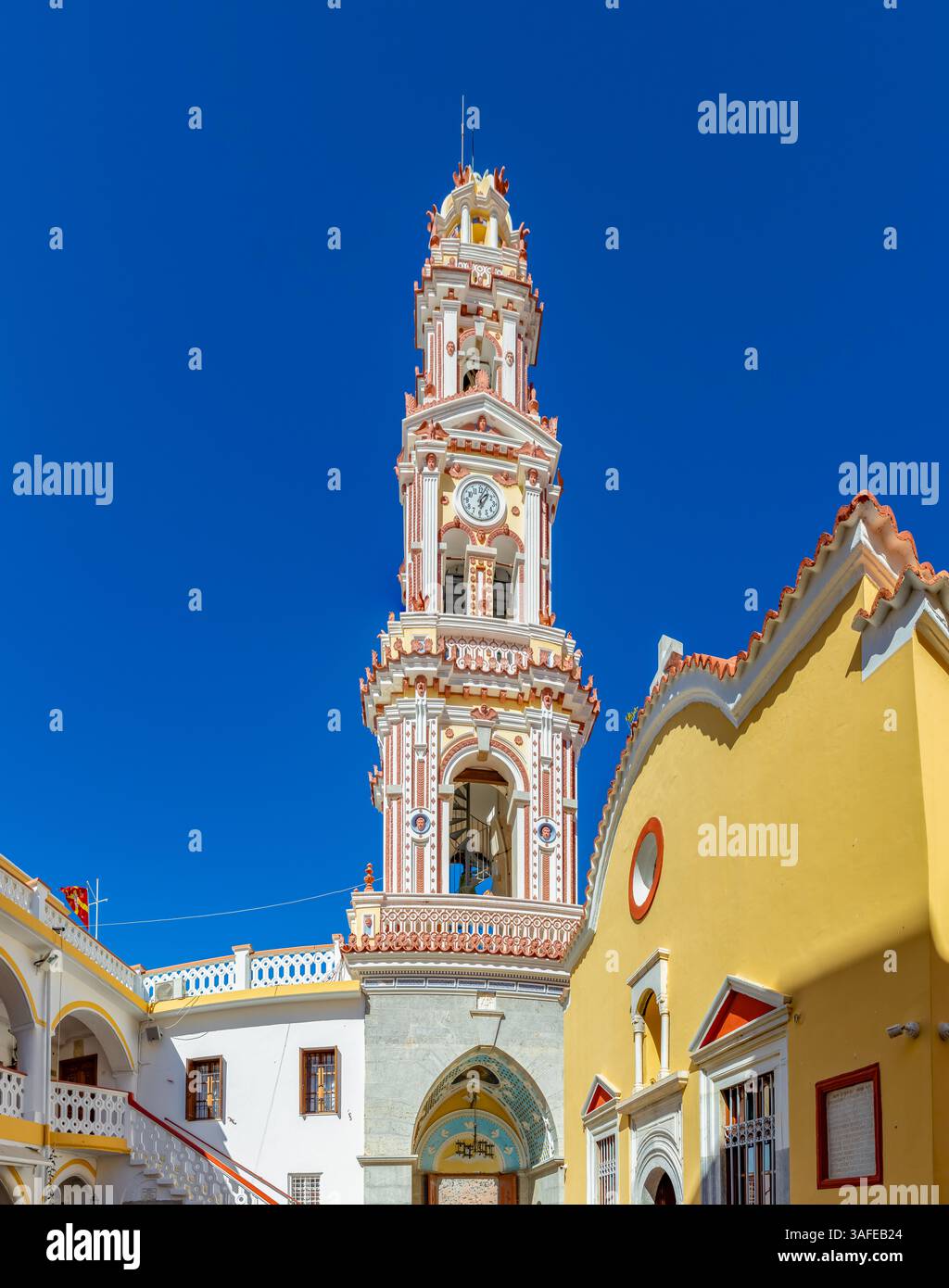 Ein Bild des Turms im Heiligen Kloster des Taxiarchen Michael Panormitis. Stockfoto