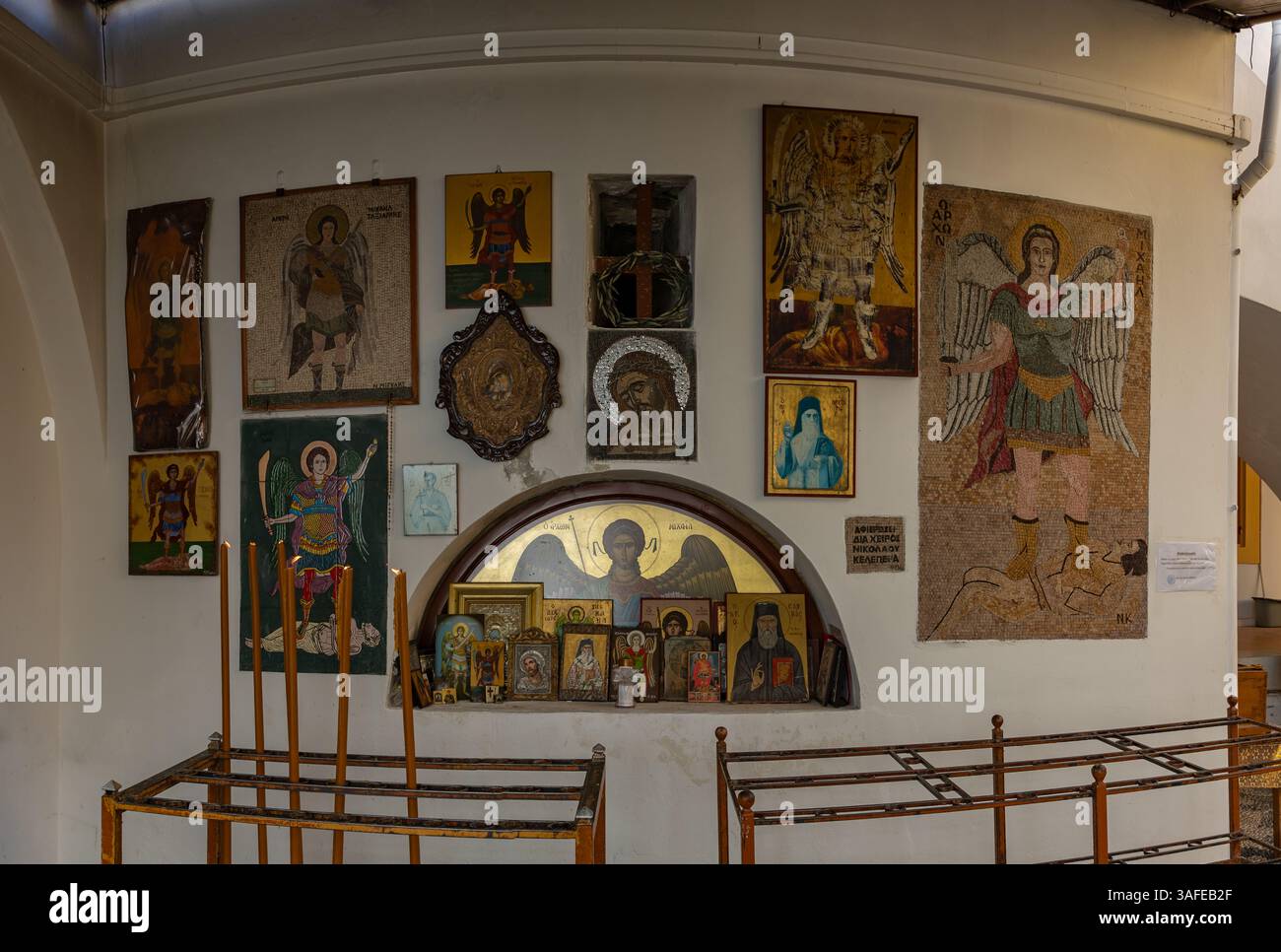 Ein Bild religiöser Ikonen im Heiligen Kloster des Taxiarchen Michael Panormitis. Stockfoto