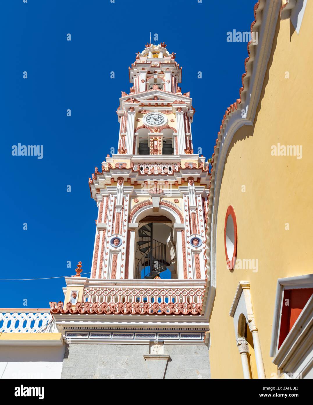 Ein Bild des Turms im Heiligen Kloster des Taxiarchen Michael Panormitis. Stockfoto