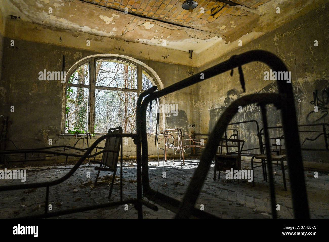Beelitz, Deutschland. April 2025. Überreste von Patientenbetten sind im baufälligen Alpenhaus auf dem Gelände des ehemaligen Lungenheilanatoriums in Beelitz-Heilstätten zu sehen. Der weitläufige Gebäudekomplex wurde Ende des 19. Jahrhunderts errichtet. Heute ist es vor allem für seine verlassenen und teilweise baufälligen Gebäude bekannt, die Fotografen, Touristen und Filmteams anziehen. Russische Soldaten waren hier von 1945 bis zum Abzug der sowjetischen Truppen aus Deutschland 1994 stationiert. Quelle: Jens Kalaene/dpa/Alamy Live News Stockfoto