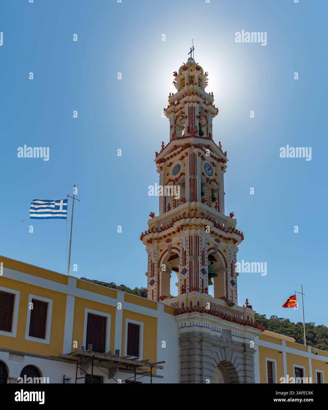Ein Bild des Turms im Heiligen Kloster des Taxiarchen Michael Panormitis. Stockfoto