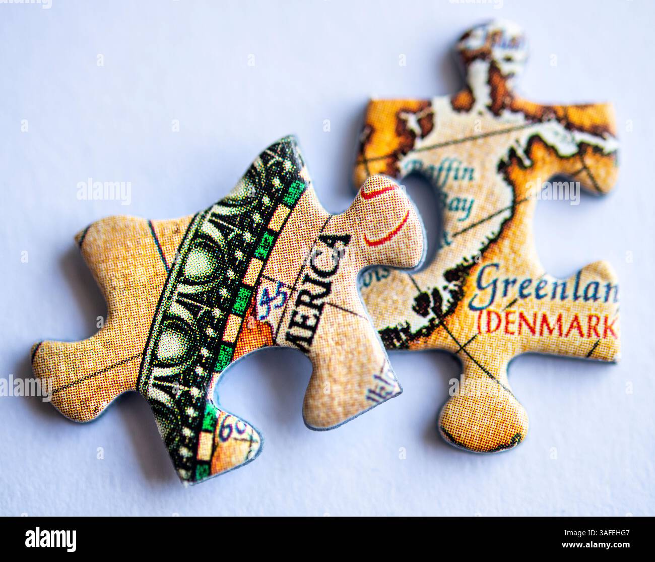 Puzzleteile bedruckt mit den Worten Amerika und Grönland Stockfoto