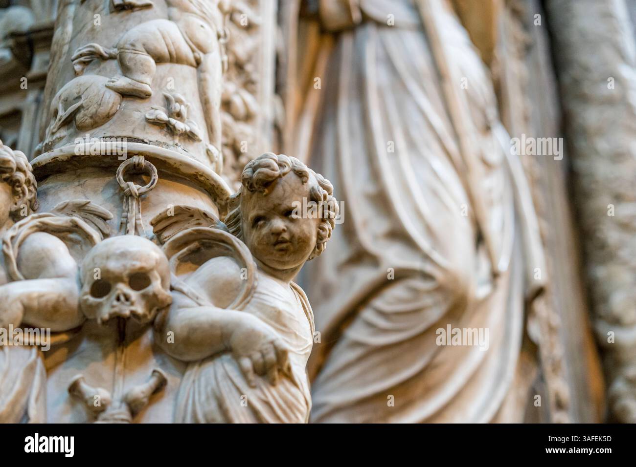 Fesselnde religiöse Skulptur eines Bischofs in der Kathedrale von Ávila Stockfoto