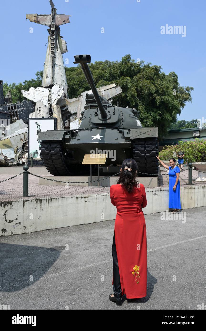 VIETNAM, Hanoi, Militärmuseum, Militärausrüstung und Kriegsschrott aus dem französischen Kolonialkrieg 1946-1954 und dem US-amerikanischen Krieg in Vietnam 1955–1975, US-Kampfpanzer M-48 Patton und Wrack of Grumman F6F Hellcat, ein amerikanisches Trägerflugzeug, das von der französischen Kolonialarmee eingesetzt wurde und bei der Schlacht in Dien Bien Phu 1954 abgeschossen wurde Stockfoto