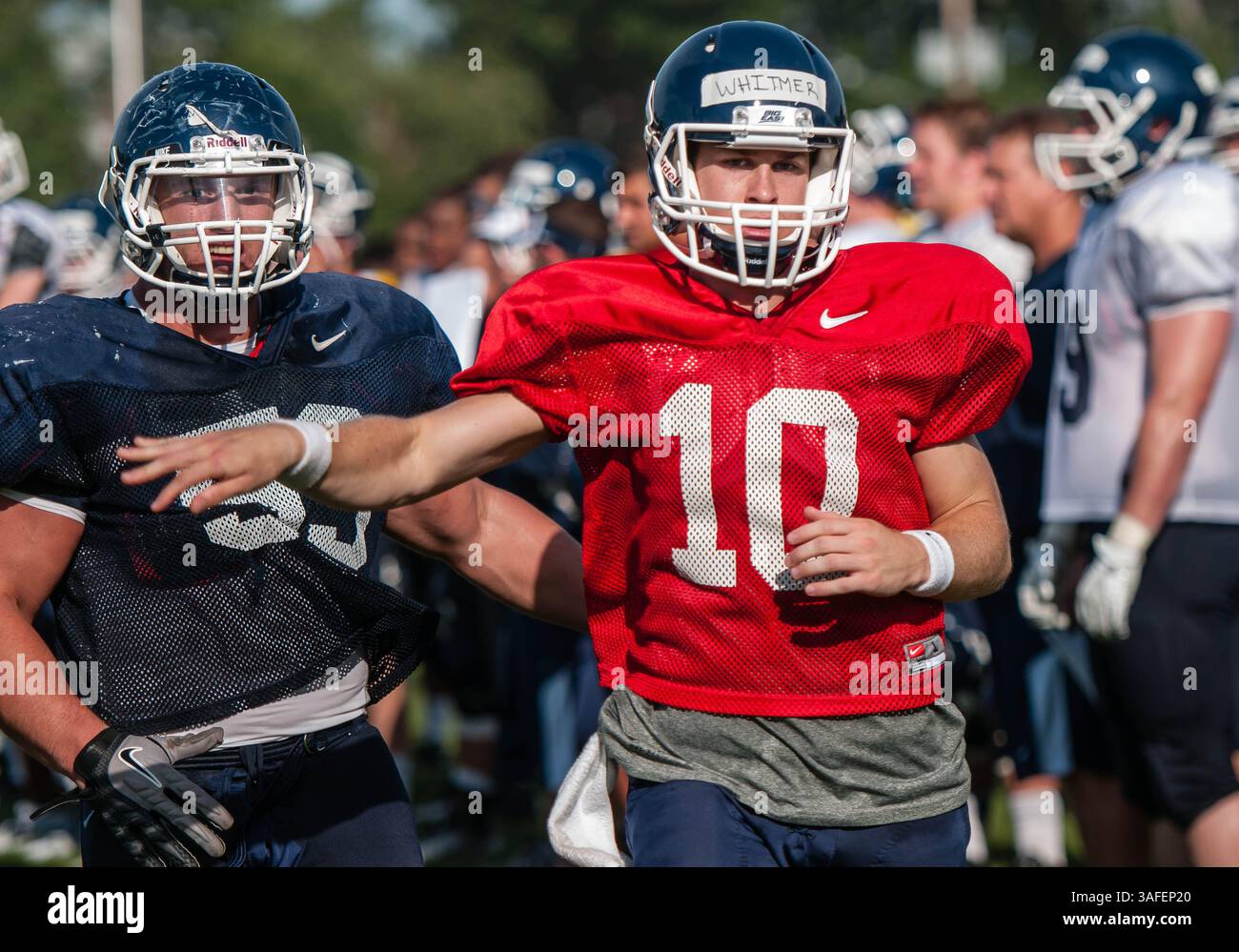 7. August 2012: Quarterback Chandler Whitmer (10) in Aktion während Connecticuts Team-Training in Storrs, CT. Bill Shettle/Cal Sport Media (Bild: © Bill Shettle/Cal Sport Media/ZUMAPRESS.com) Stockfoto
