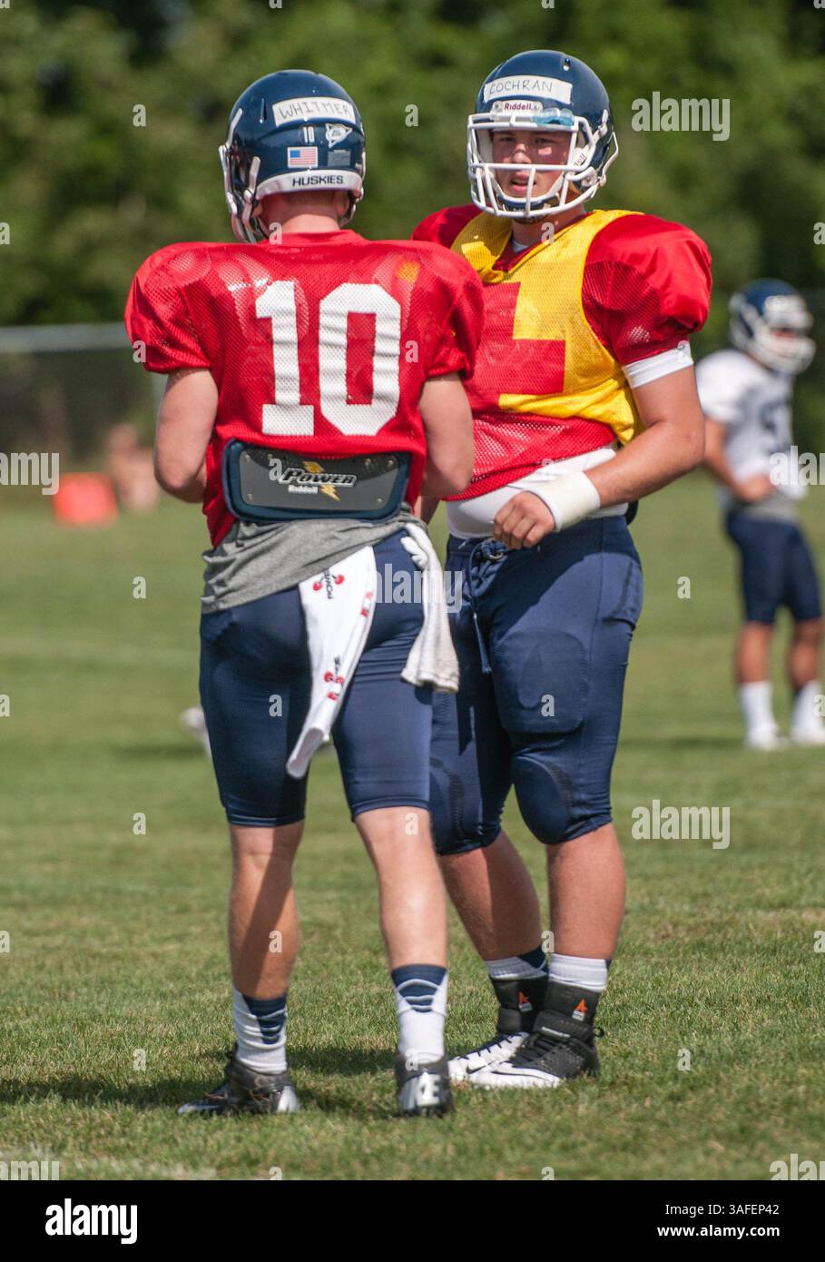 7. August 2012: Quarterback Casey Cochran spricht mit Quarterback Chandler Whitmer (10) während Connecticuts Team-Training in Storrs, CT. Bill Shettle/Cal Sport Media (Bild: © Bill Shettle/Cal Sport Media/ZUMAPRESS.com) Stockfoto