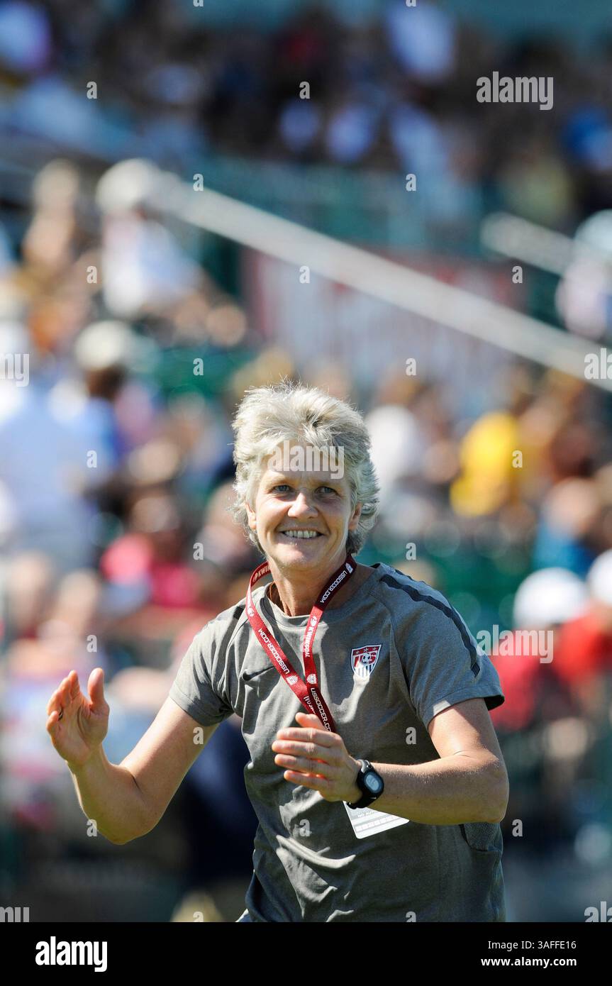 1. September 2012: US-Cheftrainer Pia Sundhage applaudiert, als die Vereinigten Staaten Costa Rica 8-0 in einem ausstellbaren Frauenfußballspiel im Sahlen's Stadium in Rochester, NY, besiegten. (Kreditbild: © Alan Schwartz/Cal Sport Media/ZUMAPRESS.com) Stockfoto