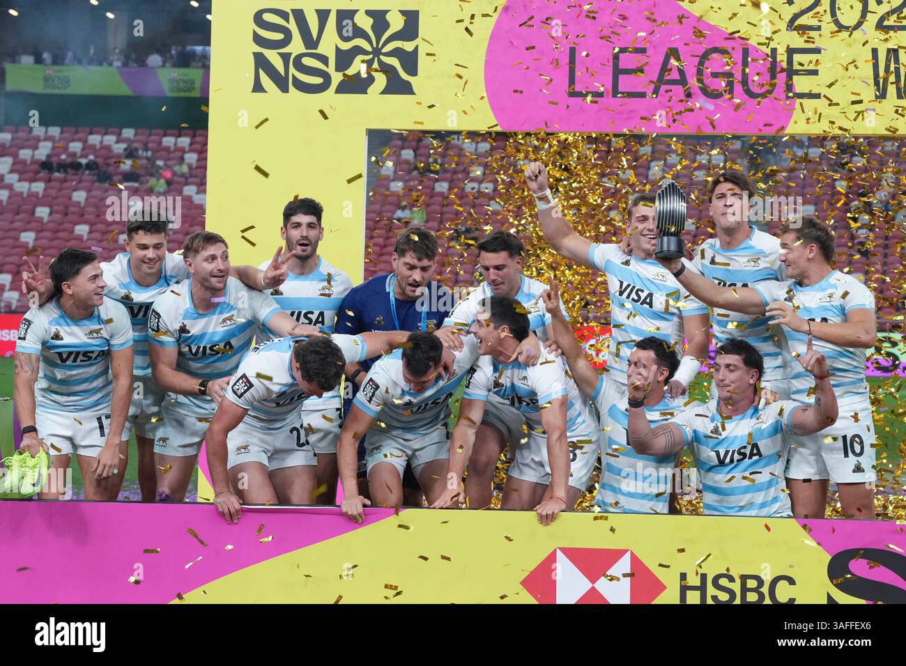 Singapur National Stadium, Singapur. April 2025. HSBC International Rugby Sevens Singapur Tag 2; Santiago Mare von Argentinien hebt die Trophäe für 2025 HSBC Sevens League Winners. Credit: Action Plus Sports/Alamy Live News Stockfoto